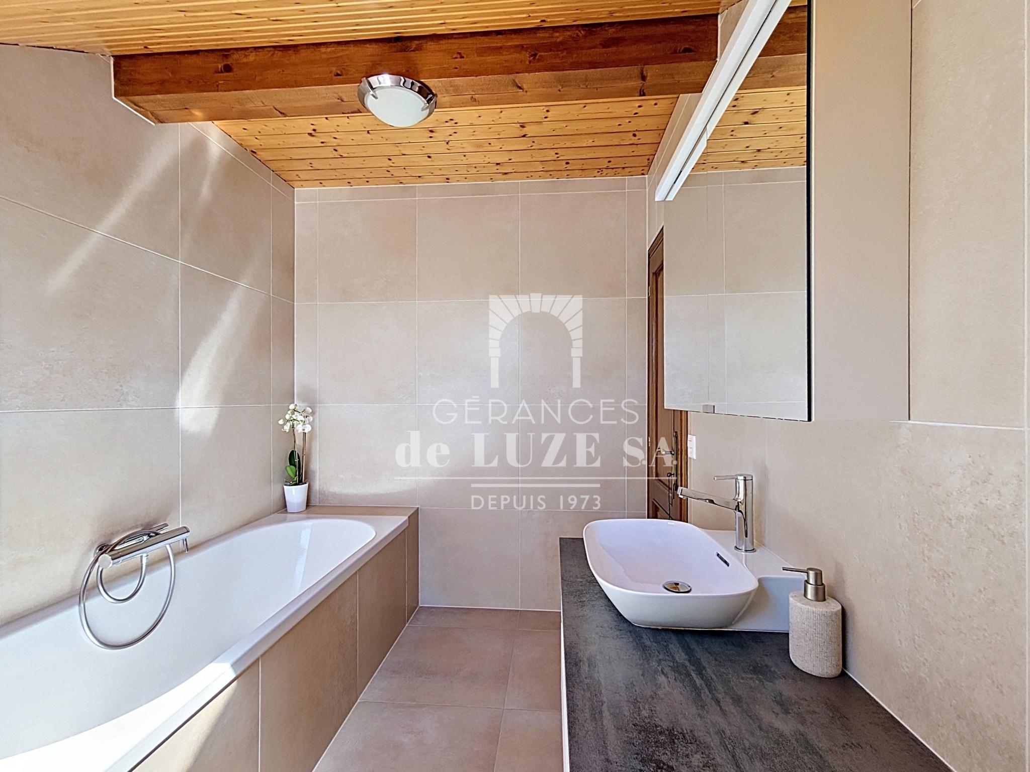 Modernes Badezimmer mit Badewanne und Waschtisch