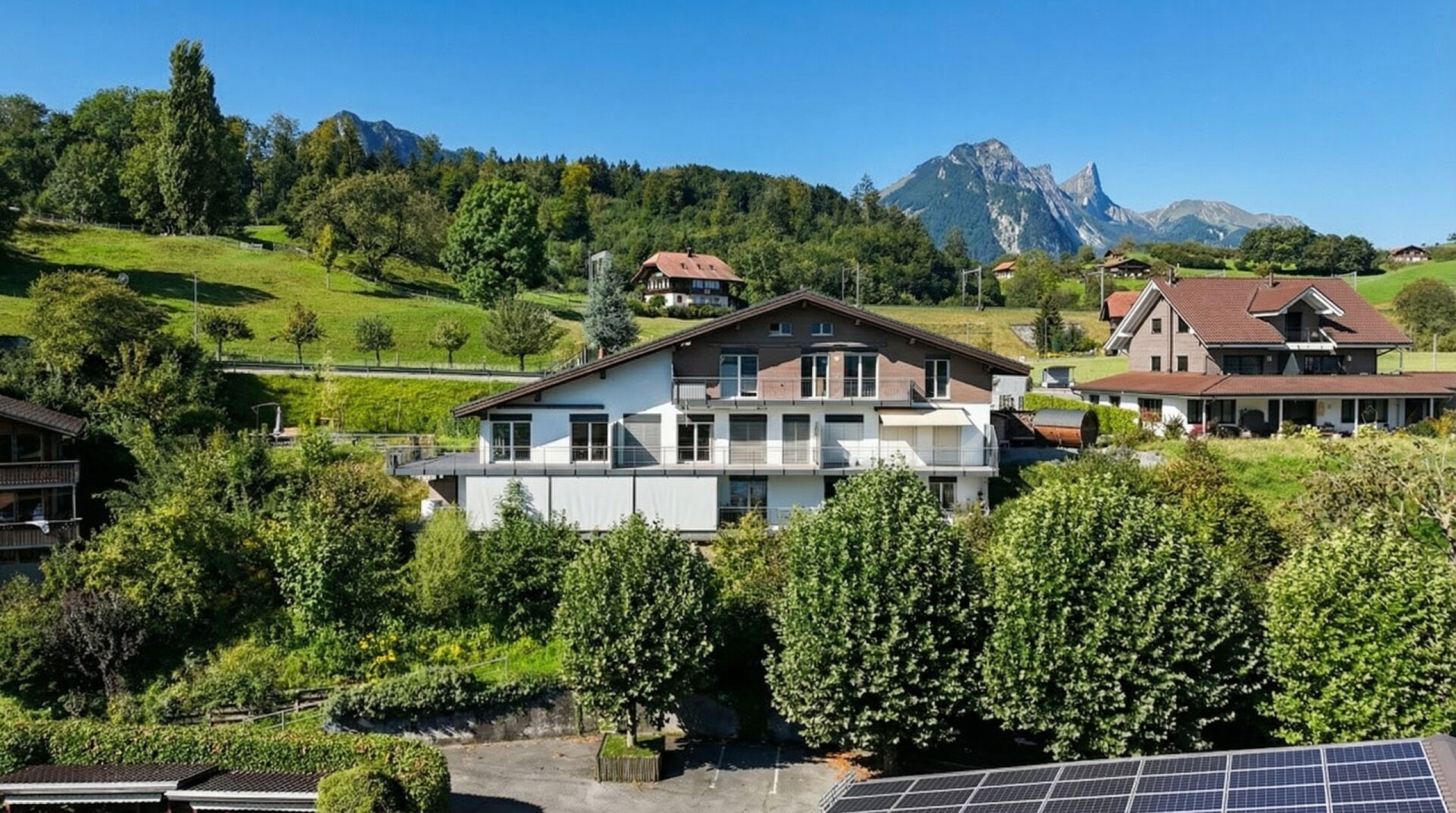 Alpenblick auf Wohnhäuser