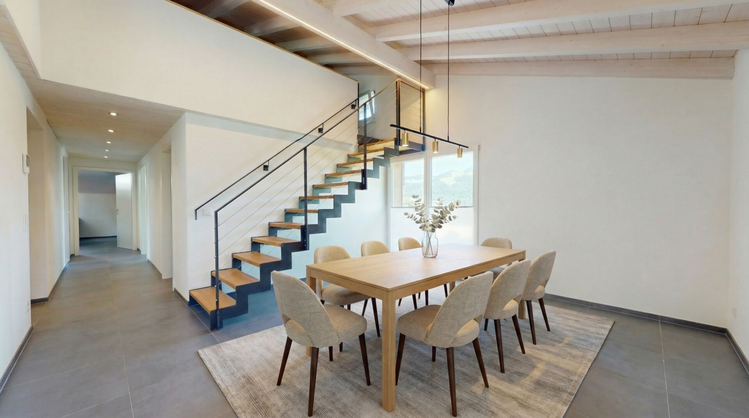 Modernes Esszimmer mit Treppe und Galerie