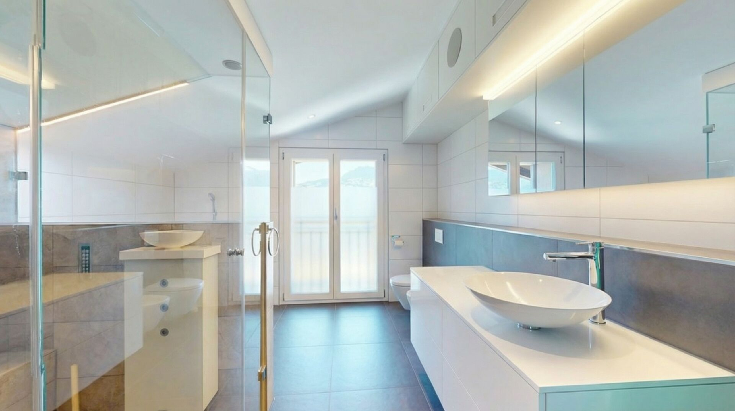 Modernes Badezimmer mit Dachschräge