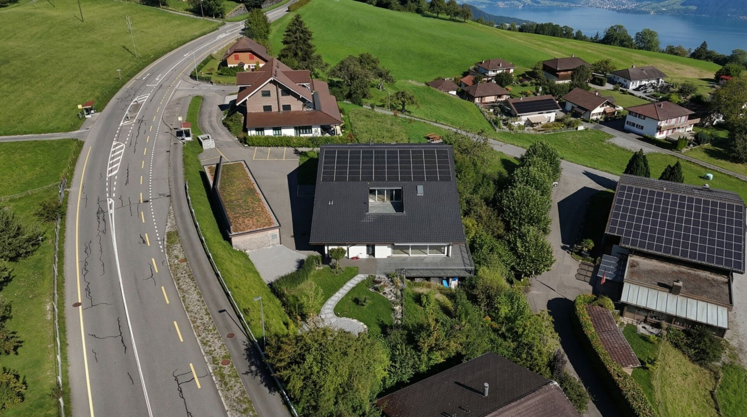 Luftaufnahme eines Wohngebiets am See