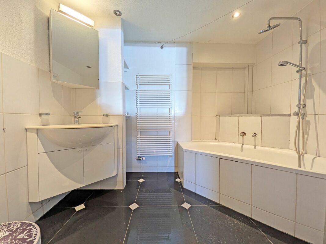 Modernes Badezimmer mit Badewanne und Waschtisch