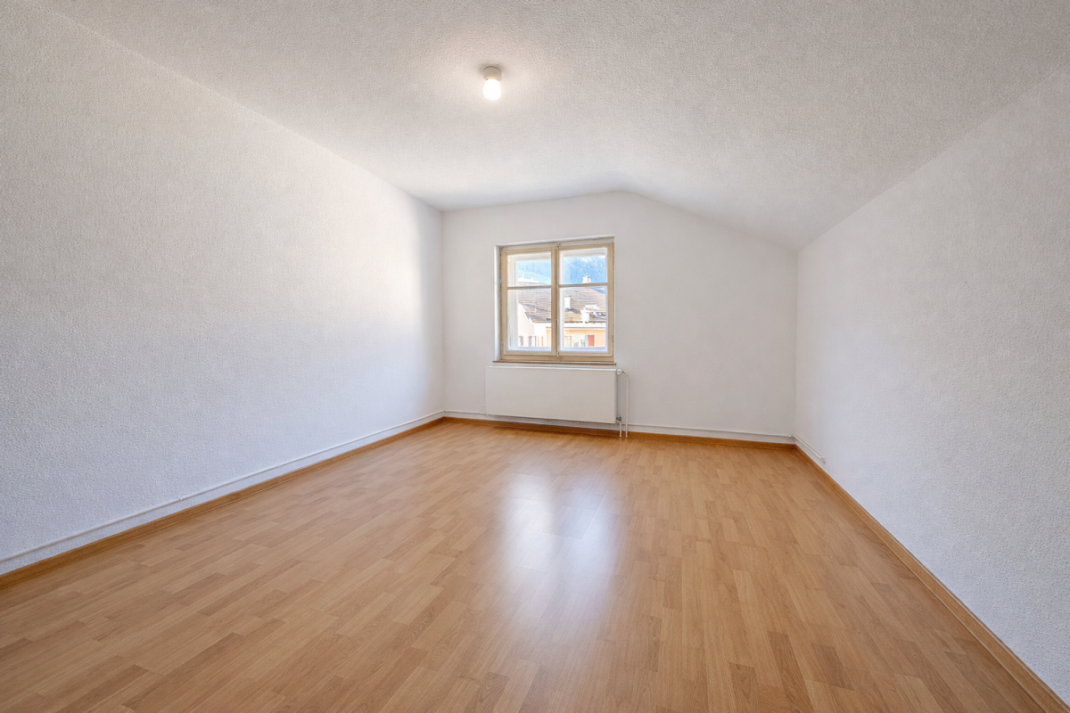 Leerer Dachgeschossraum mit Fenster