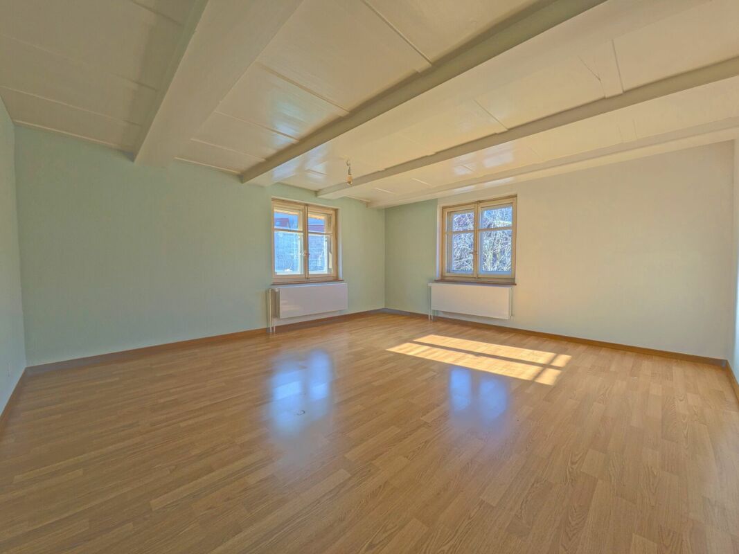 Leerer heller Raum mit Holzfußboden