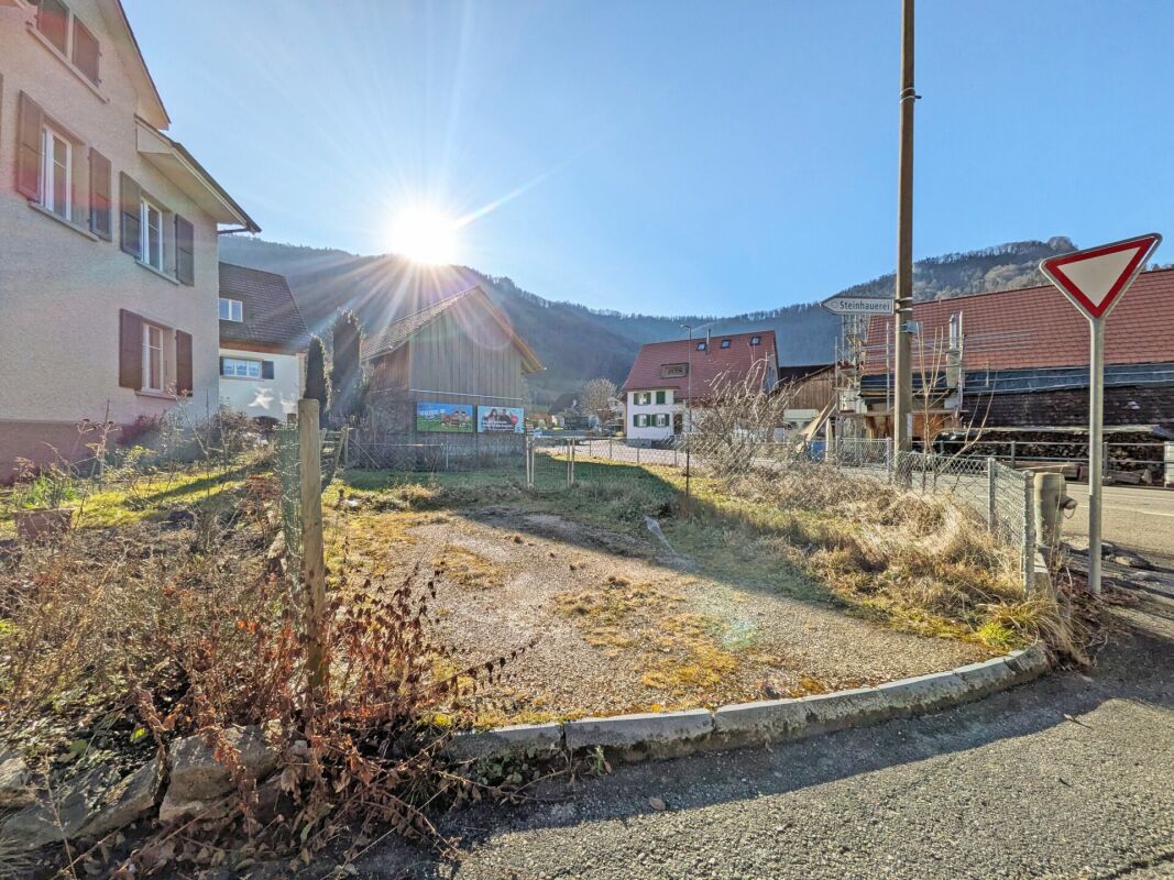 Außenansicht eines Grundstücks am Straßenrand