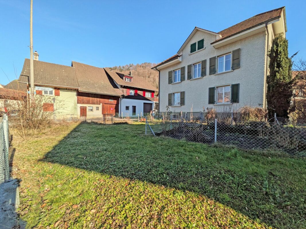 Außenansicht eines Wohnhauses mit Garten