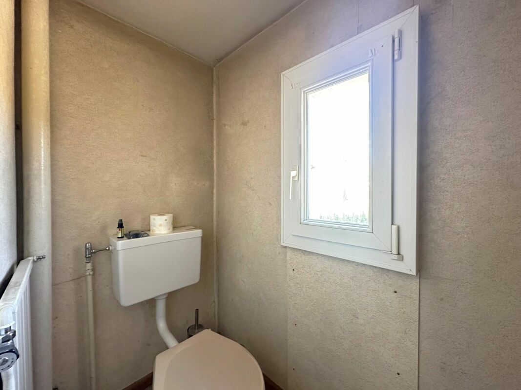 Gäste-WC mit Fenster und Spülkasten