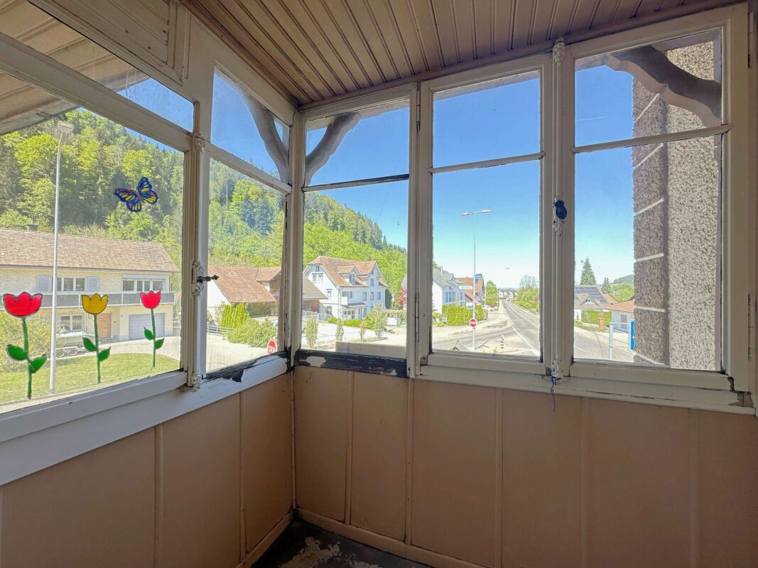 Verglaste Loggia mit Straßenblick
