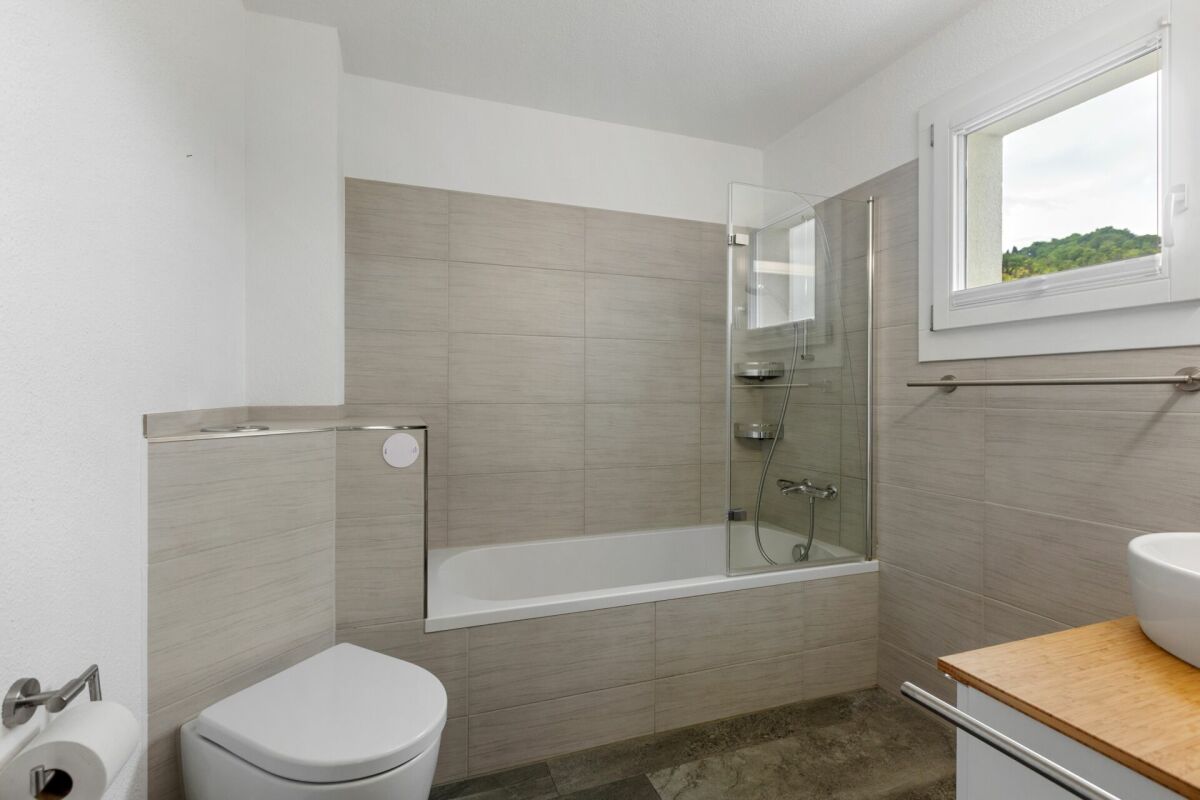 Modernes Bad mit Wanne und Dusche