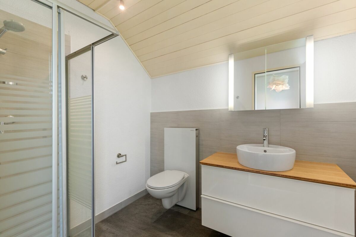 Modernes Bad mit WC und Waschplatz