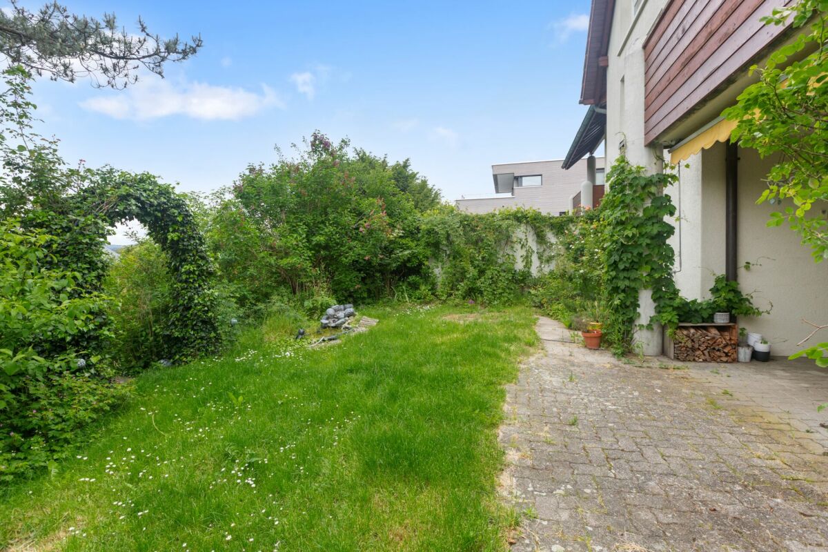 Garten mit Hausseite und Terrasse