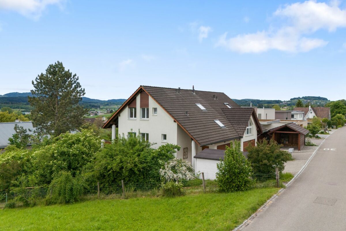 Einfamilienhaus in grüner Hanglage