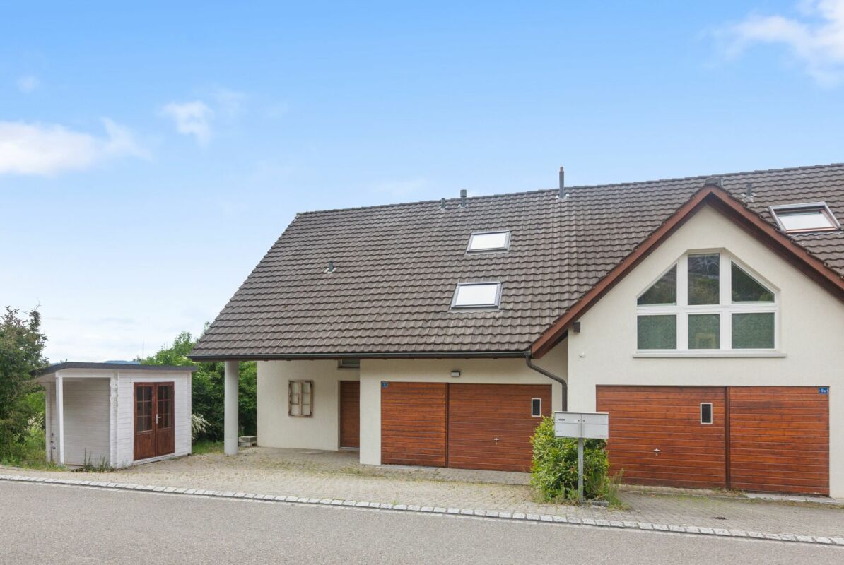 Außenansicht eines Einfamilienhauses mit Doppelgarage