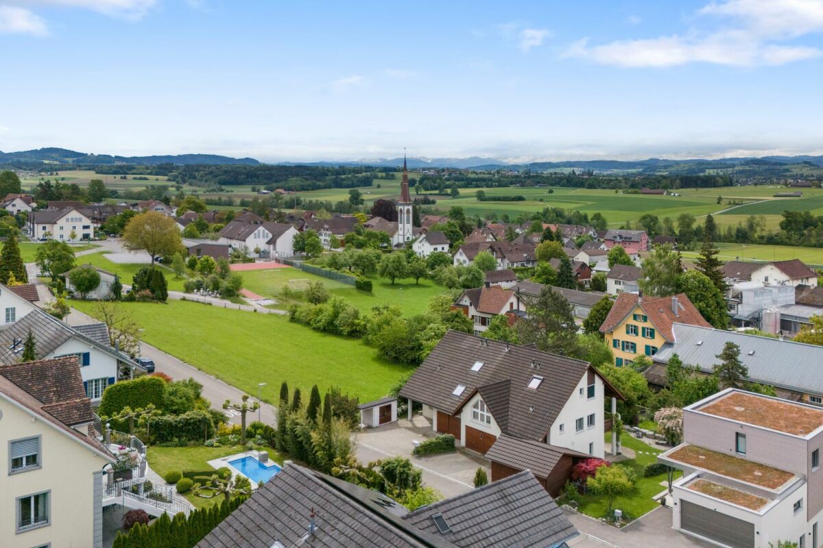 Luftaufnahme eines Wohngebiets im Grünen