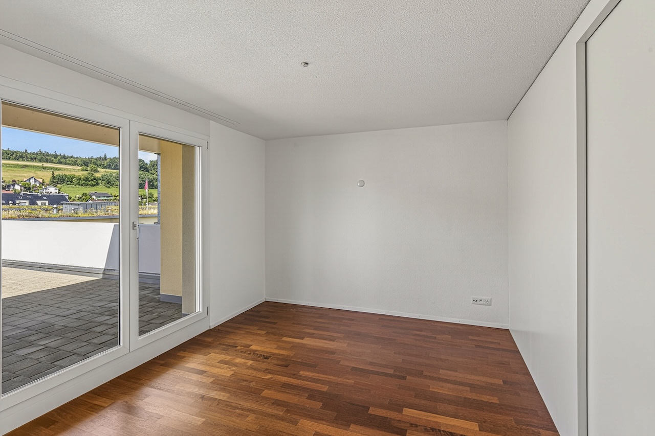 Leeres Zimmer mit Balkonzugang