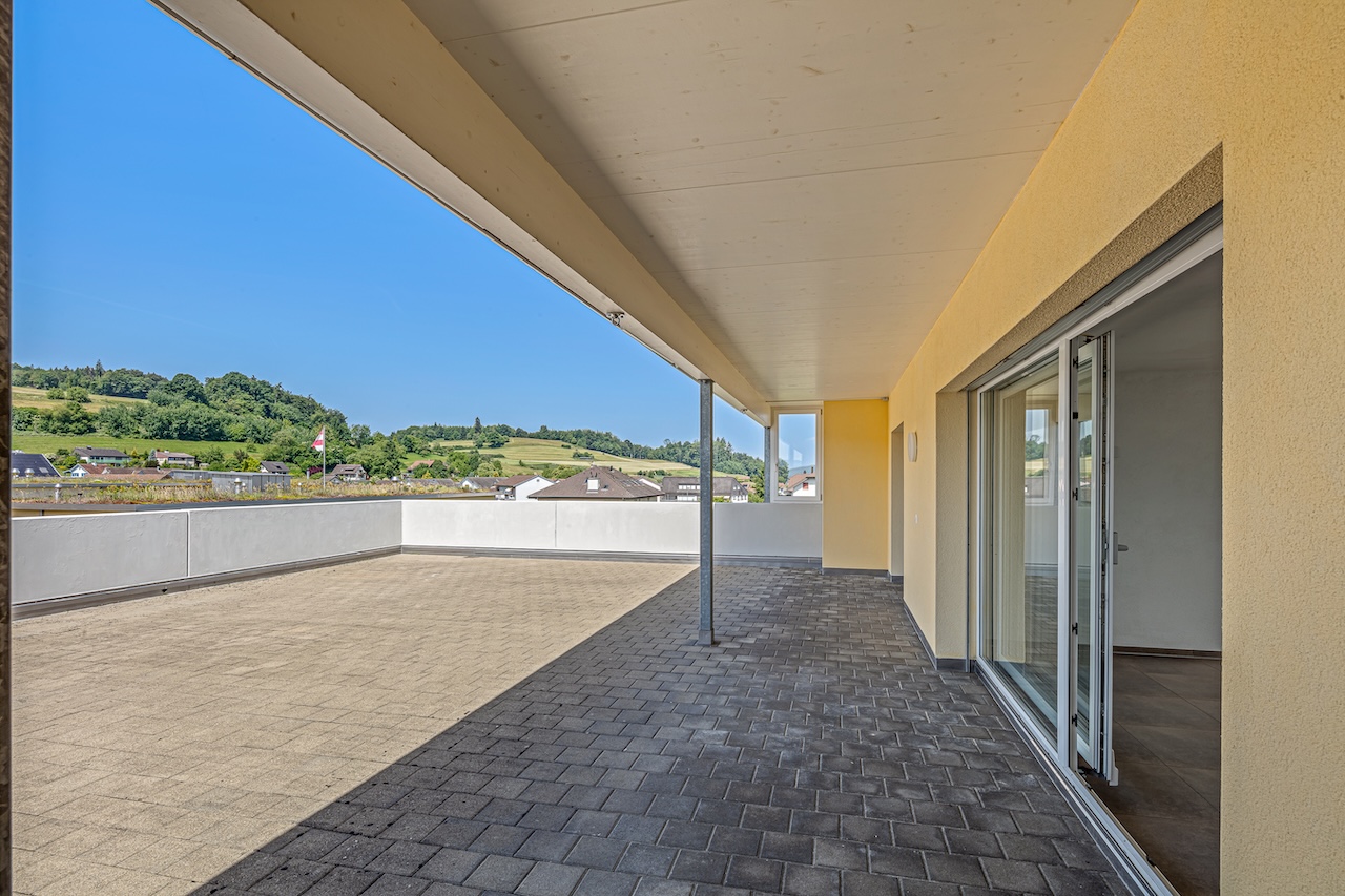 Große überdachte Dachterrasse mit Blick ins Grüne