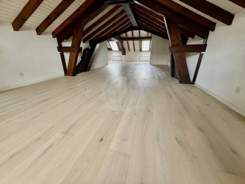Dachgeschoss mit sichtbaren Holzbalken