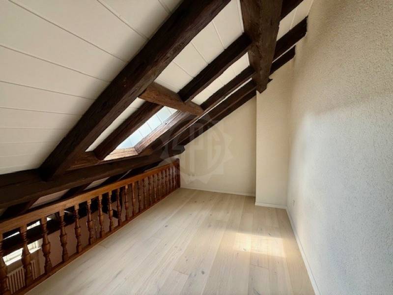Ausgebauter Dachraum mit sichtbaren Holzbalken