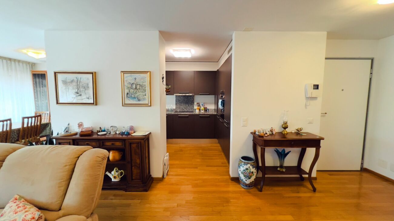 Wohnzimmer mit offener Küche