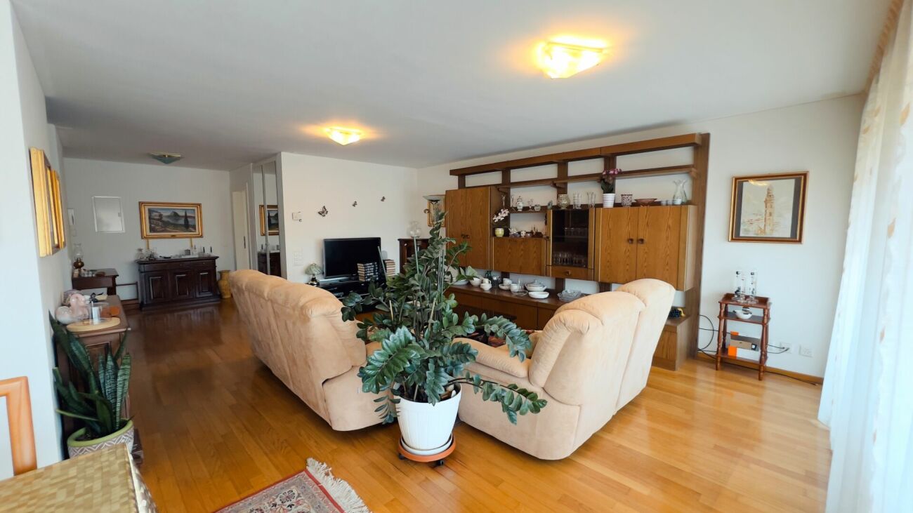 Wohnzimmer mit Holzschrankwand