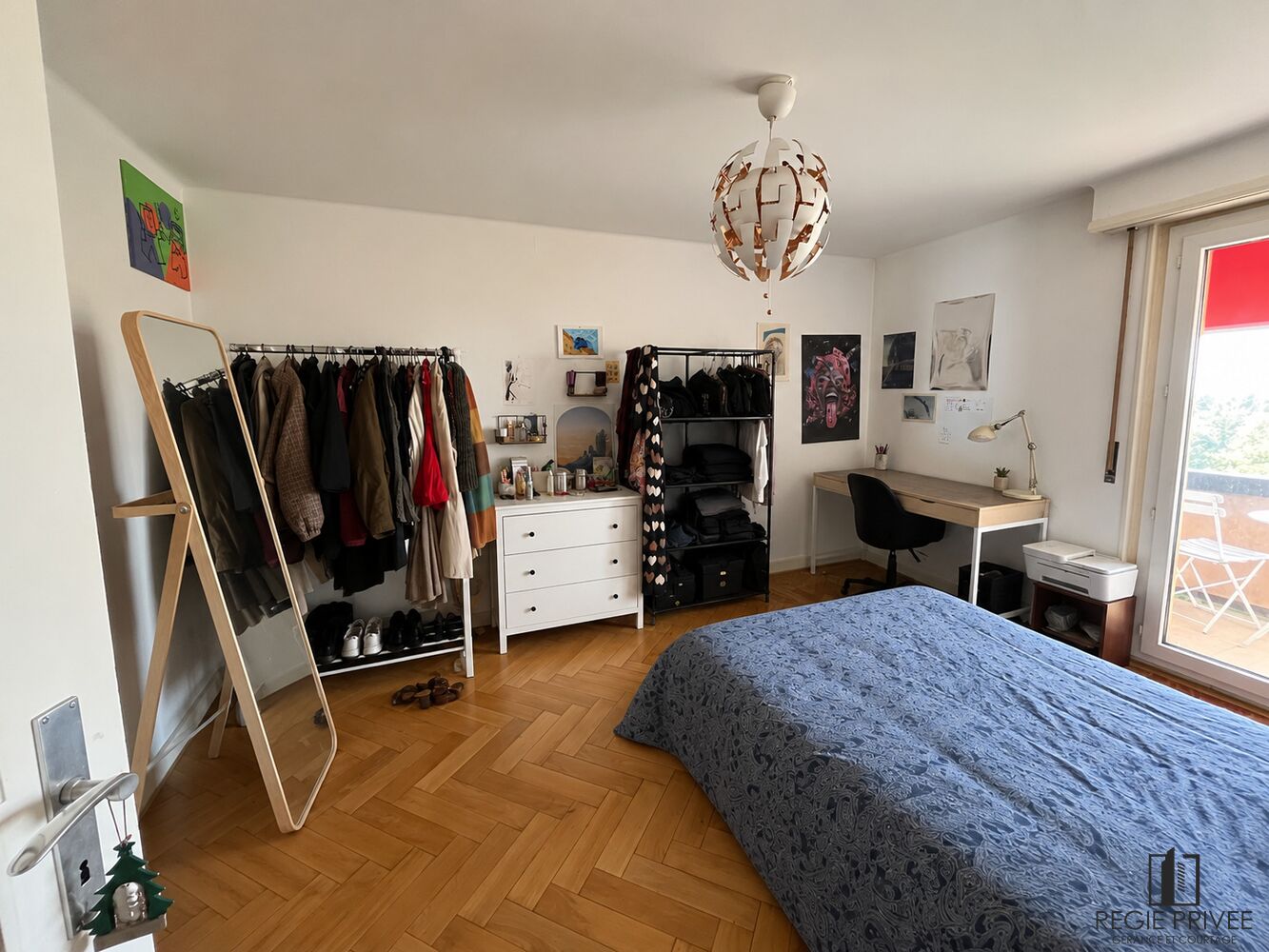 Helles Schlafzimmer mit offener Kleideraufbewahrung