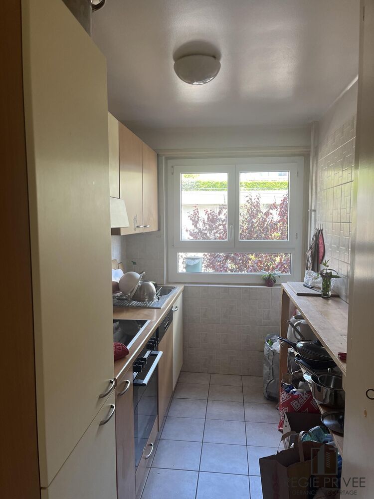 Schmale Küchenzeile mit Fenster