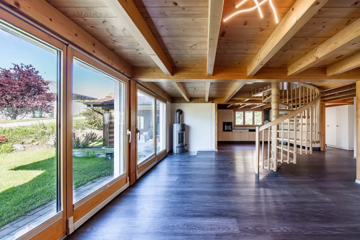 Offener Wohnbereich mit Holzdecke und Spiraltreppe