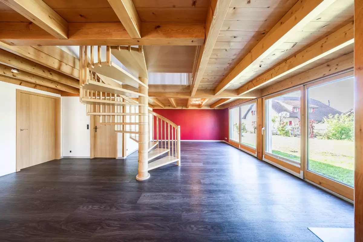 Großer Wohnraum mit Holztreppe