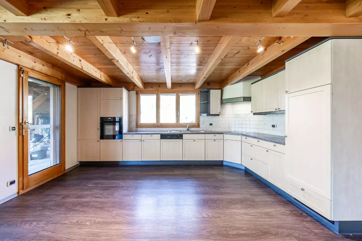 Küche mit Holzdecke und U-förmiger Einbauküche