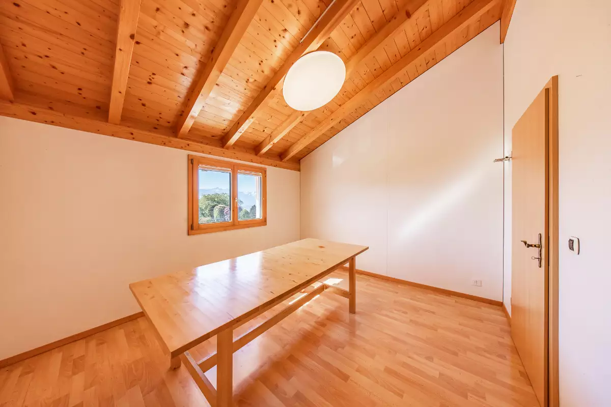Heller Dachraum mit Holzbalkendecke
