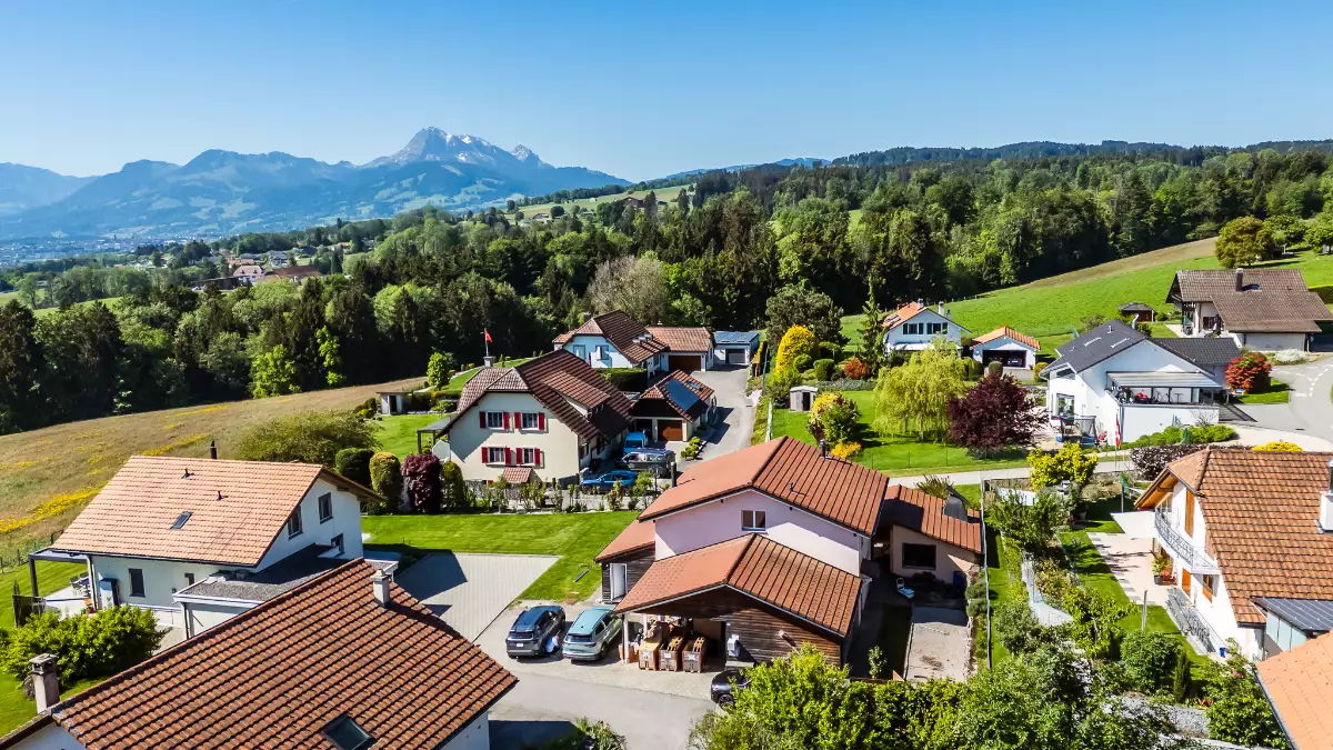 Luftaufnahme einer Wohnsiedlung in ländlicher Alpenlage