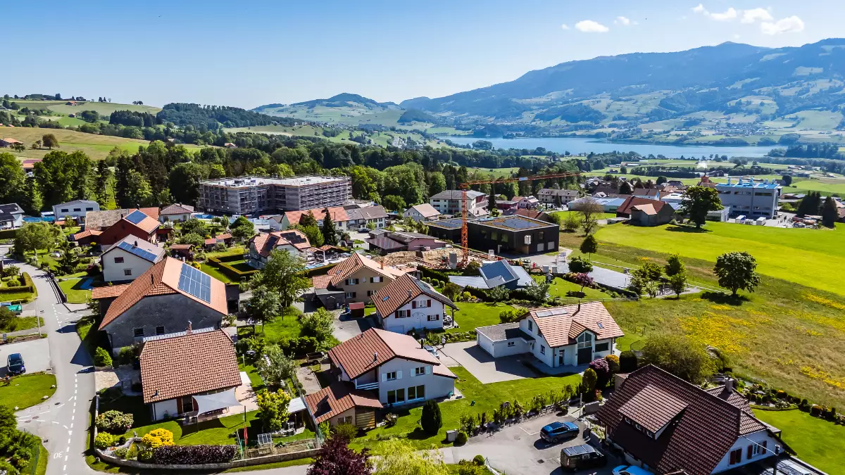 Luftaufnahme eines Wohngebiets mit Seeblick
