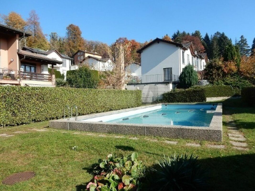 Außenansicht mit Pool in einer Wohnanlage