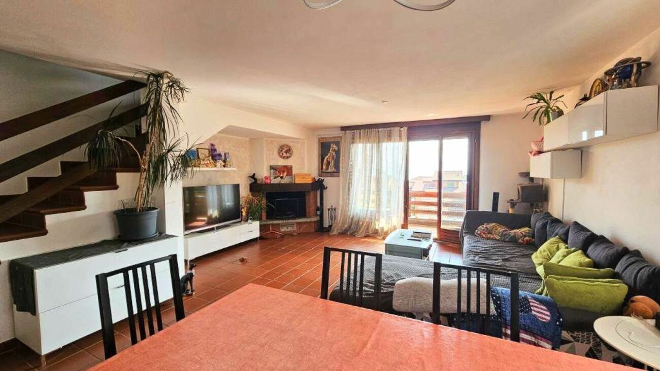 Wohnzimmer mit Treppe und Balkonzugang