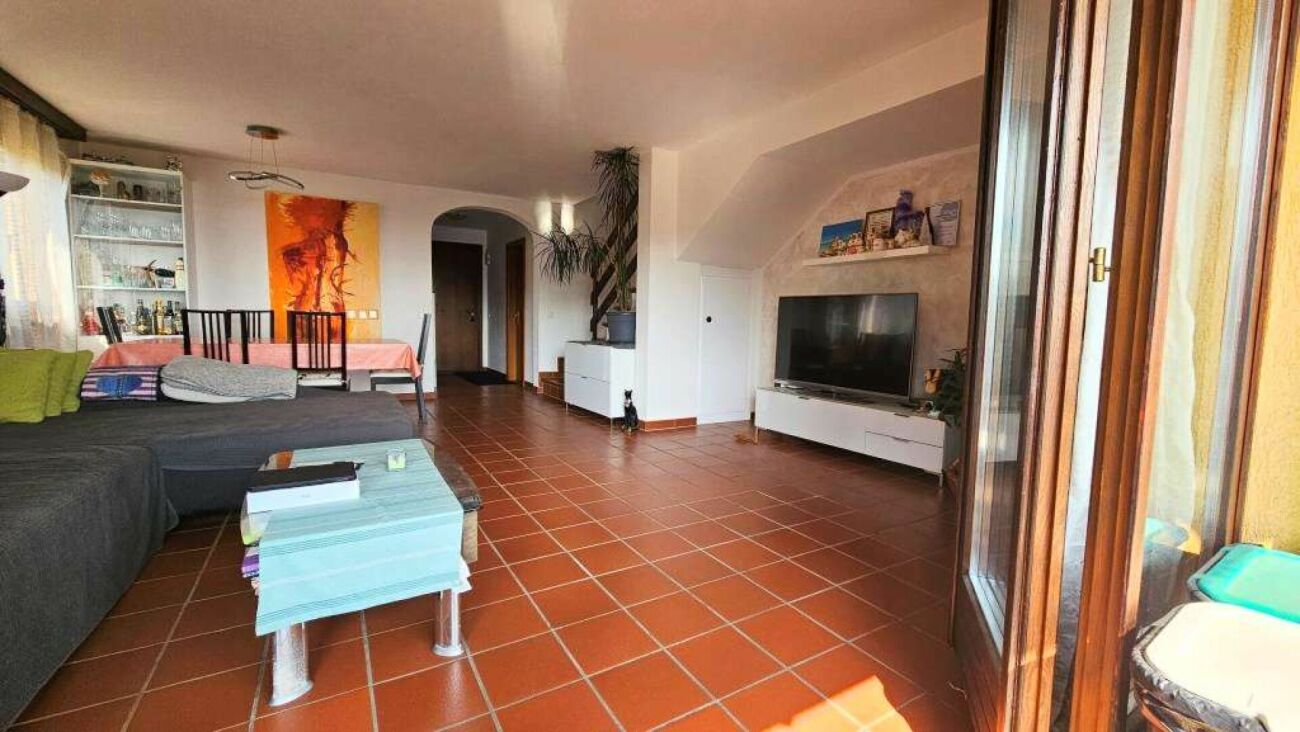 Gemütliches Wohnzimmer mit Terrassentür