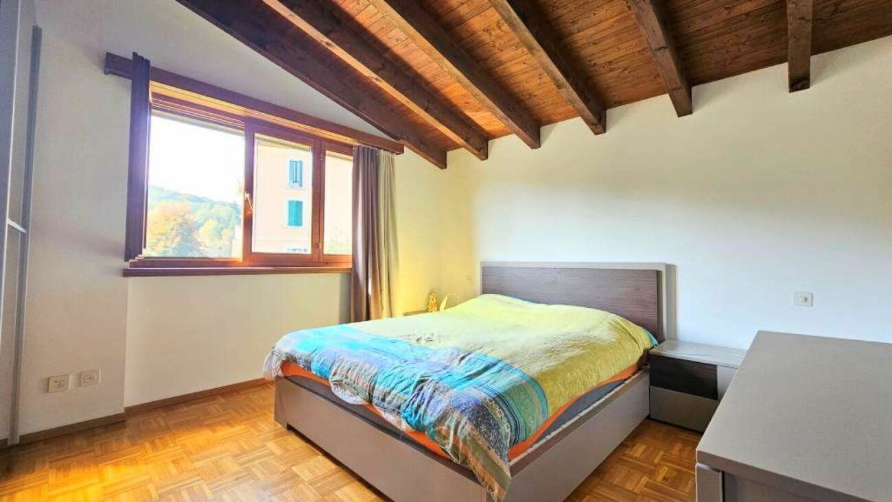 Schlafzimmer mit Holzbalkendecke
