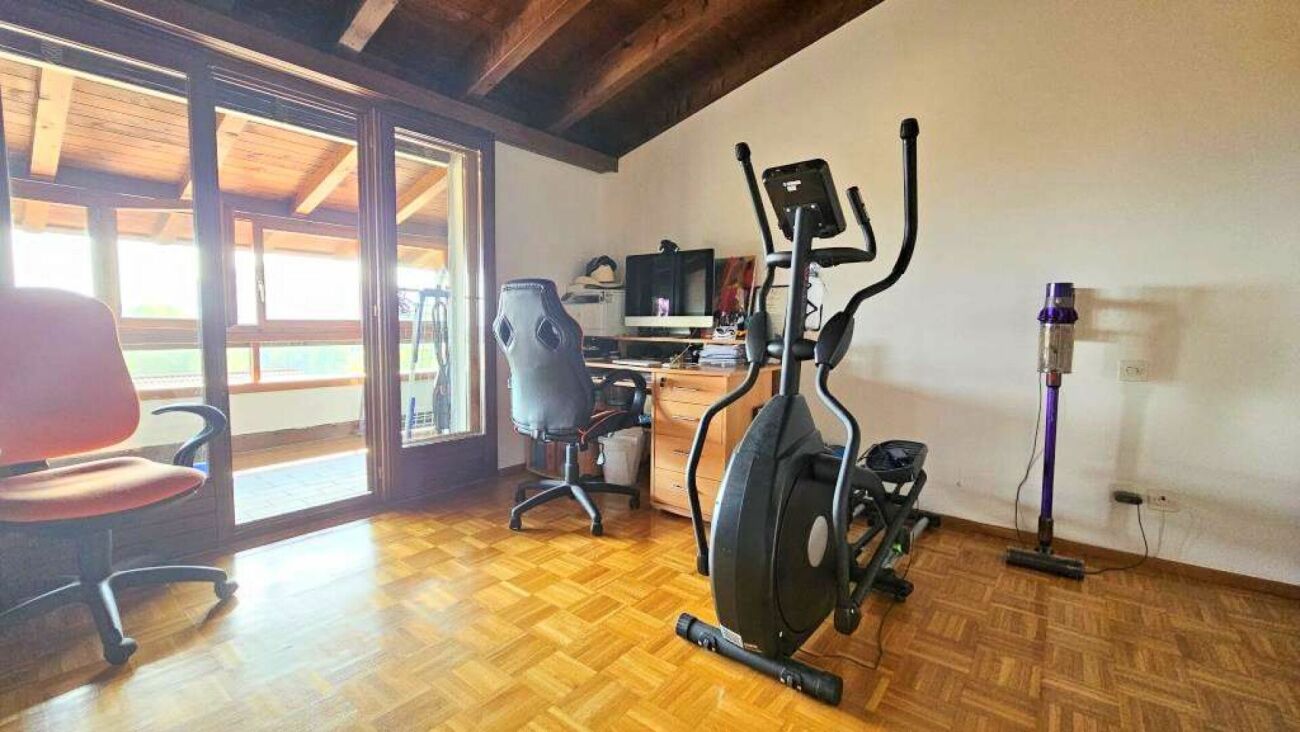 Arbeits- bzw. Fitnessraum mit Balkonzugang