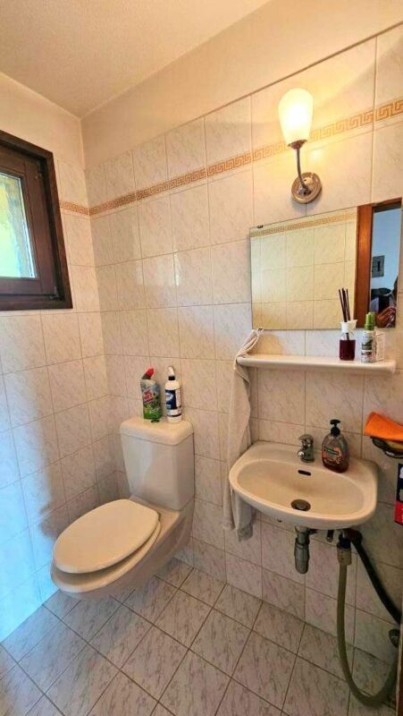Gäste-WC mit Fenster und Waschbecken