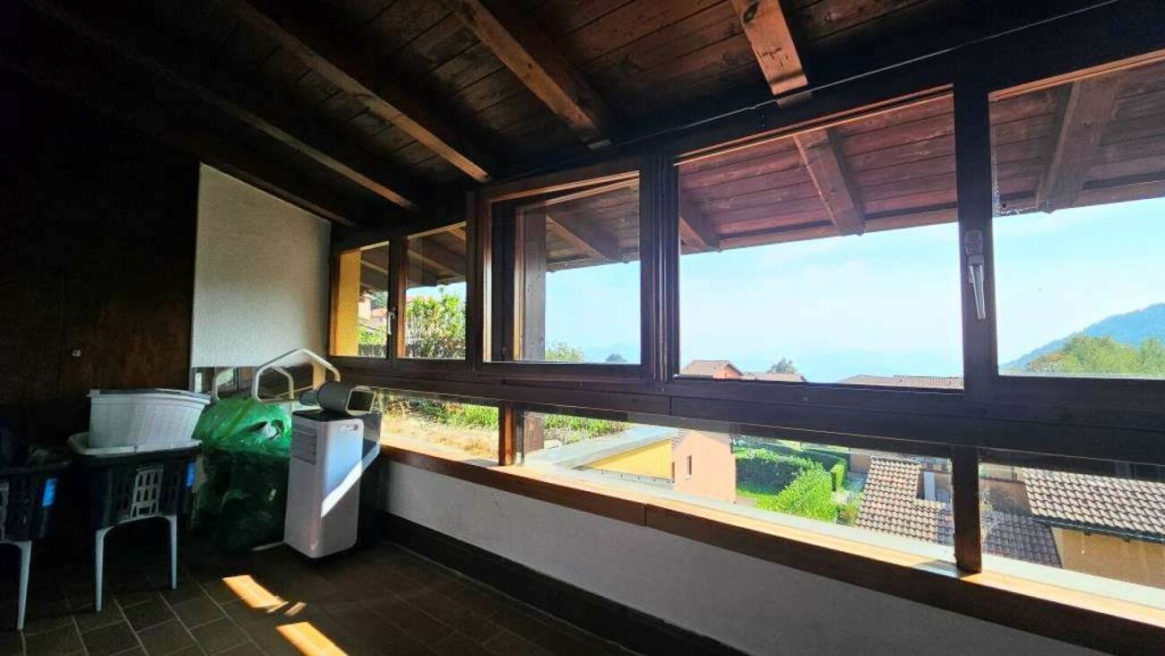 Überdachter Innenbereich mit Panoramafenstern