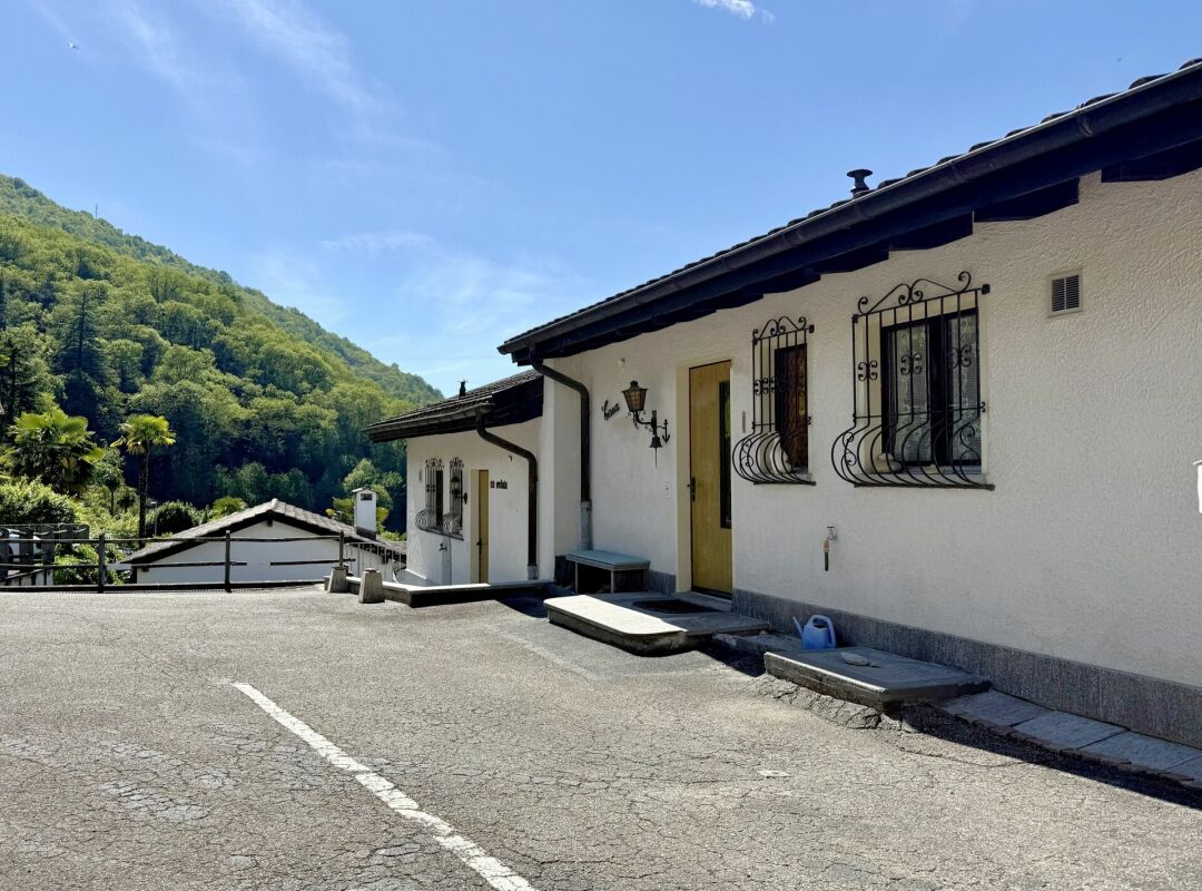 Außenansicht eines Hauses mit Bergkulisse