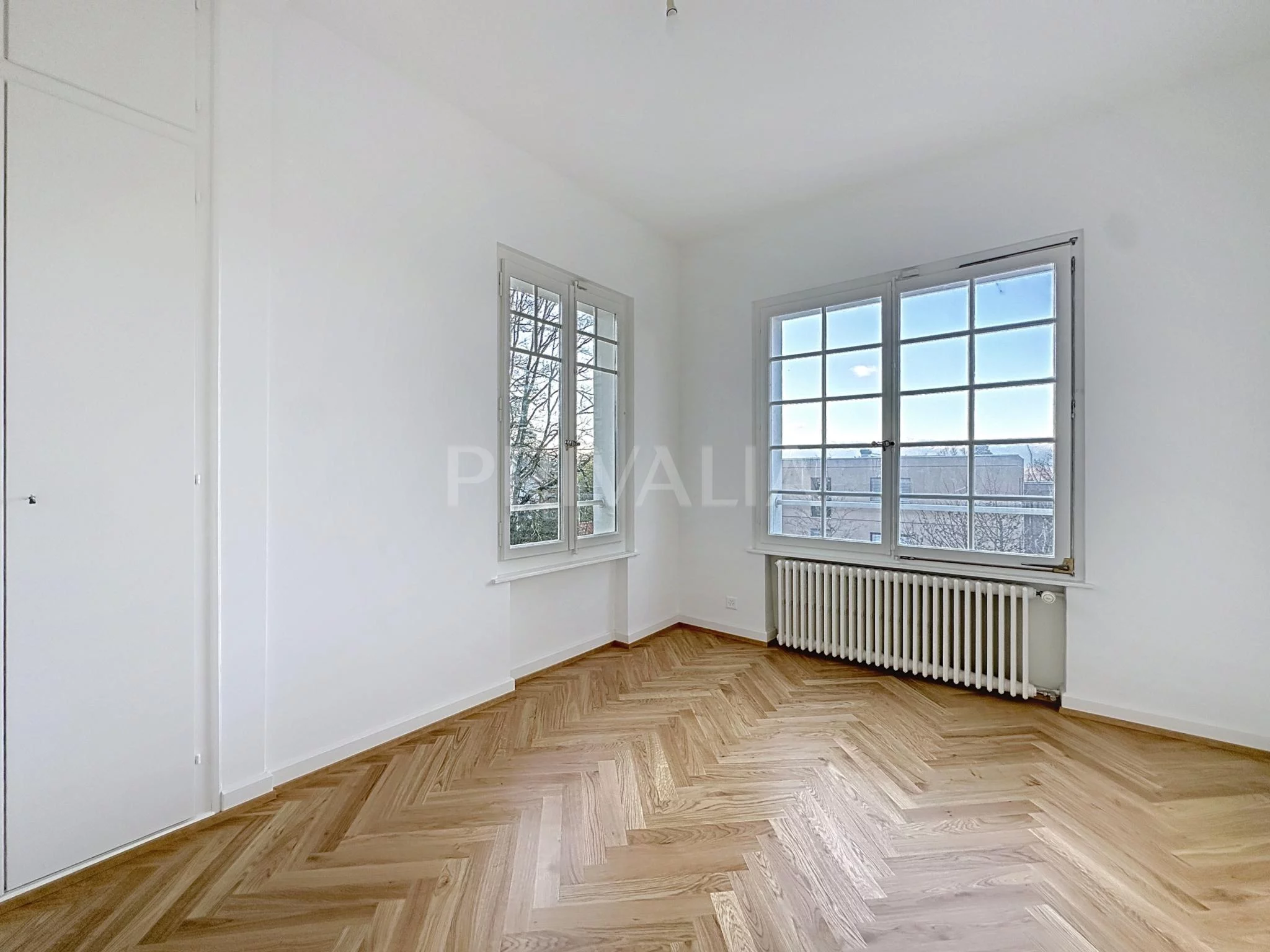 Leerer heller Raum mit Fischgrätparkett