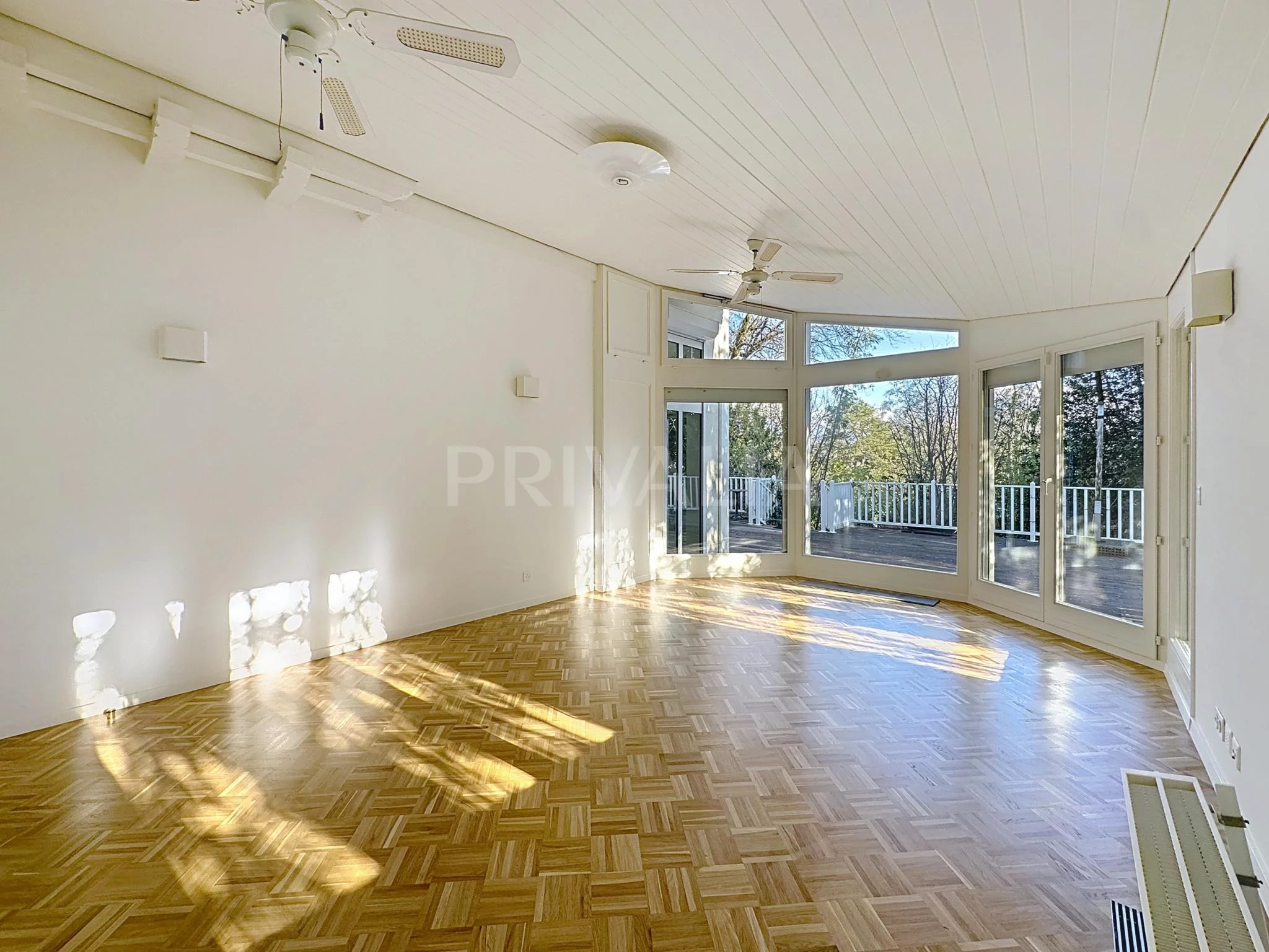 Heller leerer Wohnraum mit Fensterfront