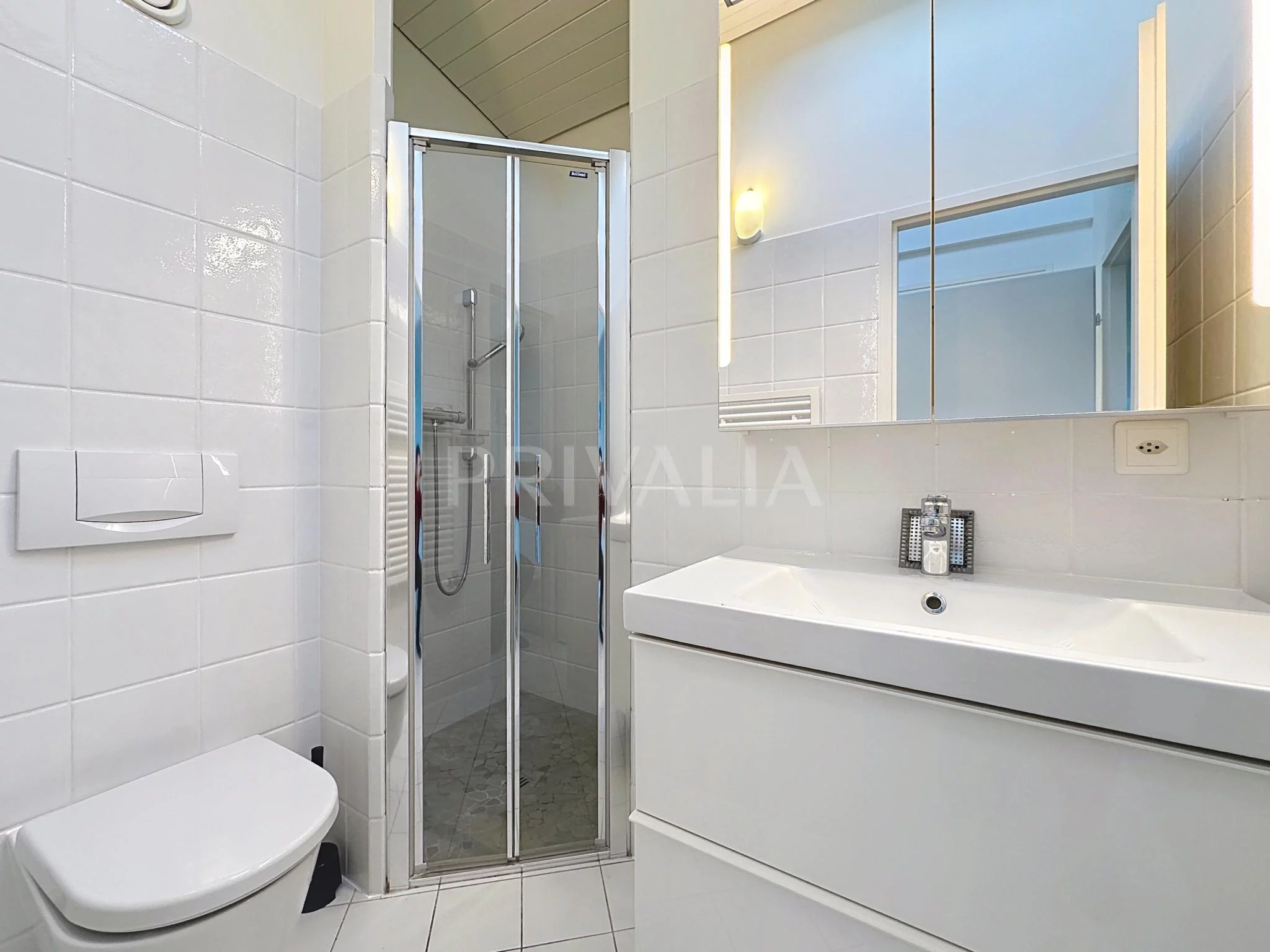 Helles, modernes Badezimmer mit Dusche und Waschtisch