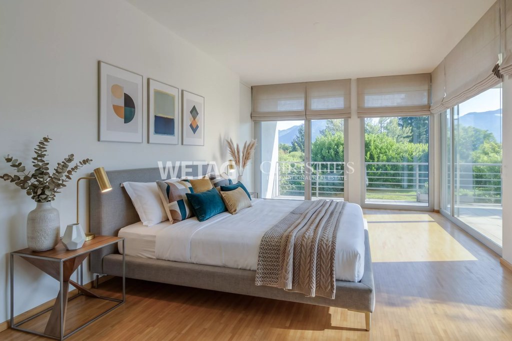 Helles Schlafzimmer mit Balkon- oder Terrassenzugang