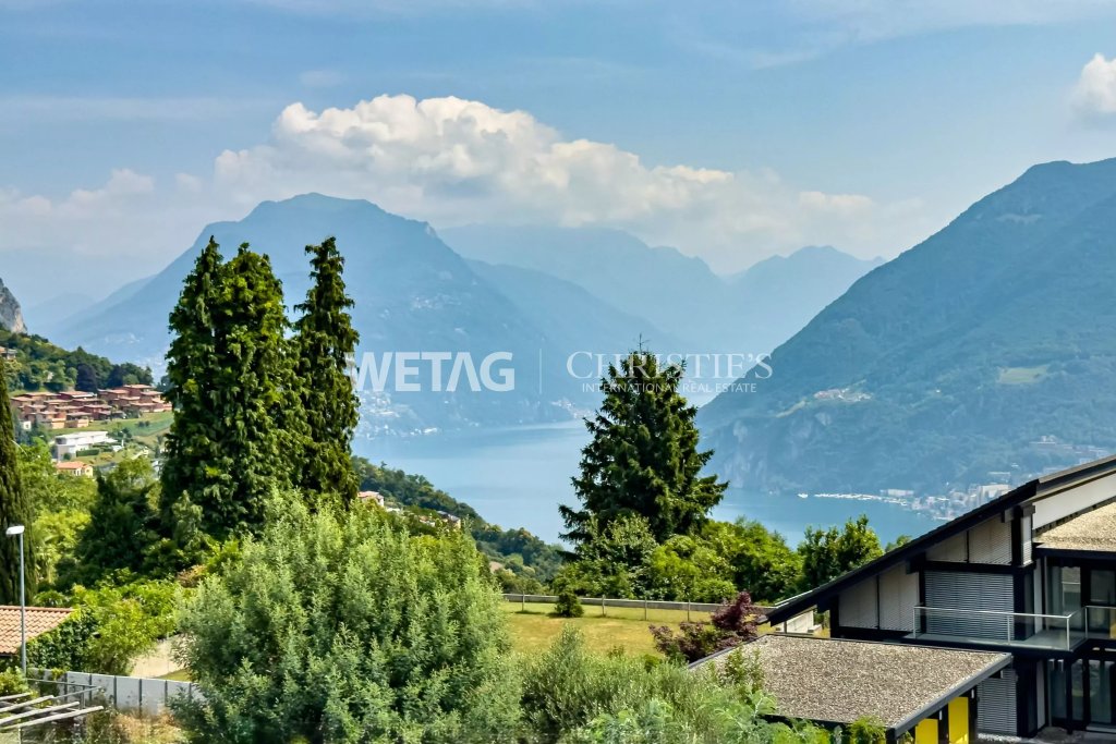 See- und Bergblick mit Wohnhaus am Hang