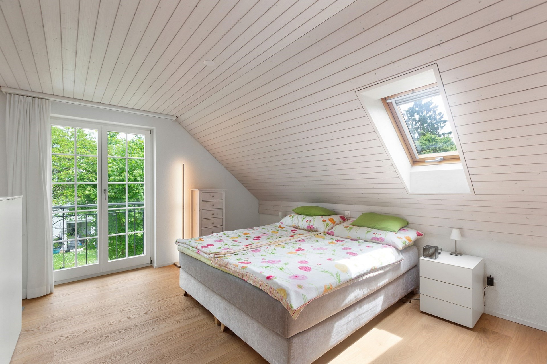 Helles Dachgeschoss-Schlafzimmer