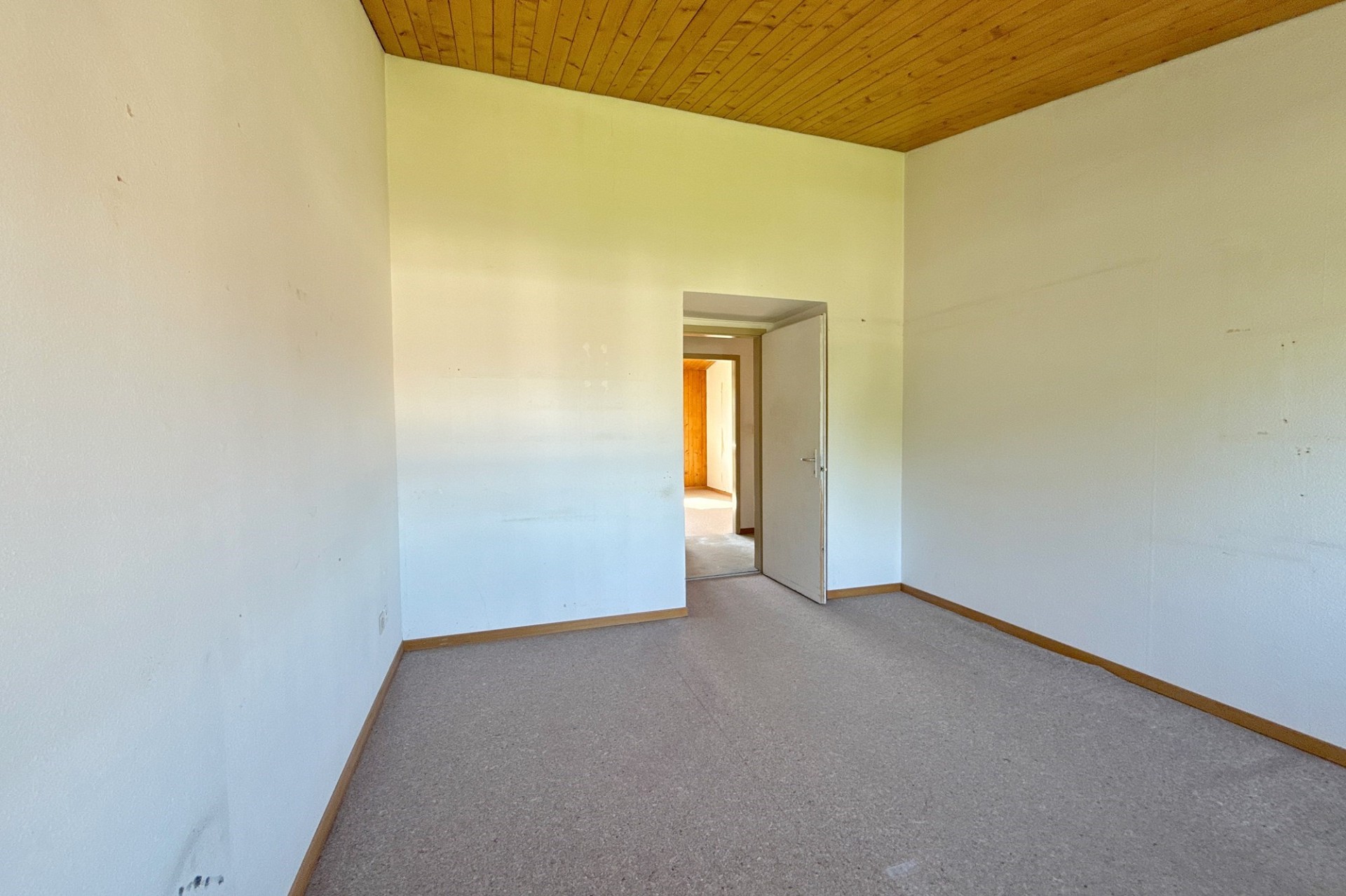 Leerer Innenraum mit Holzdecke