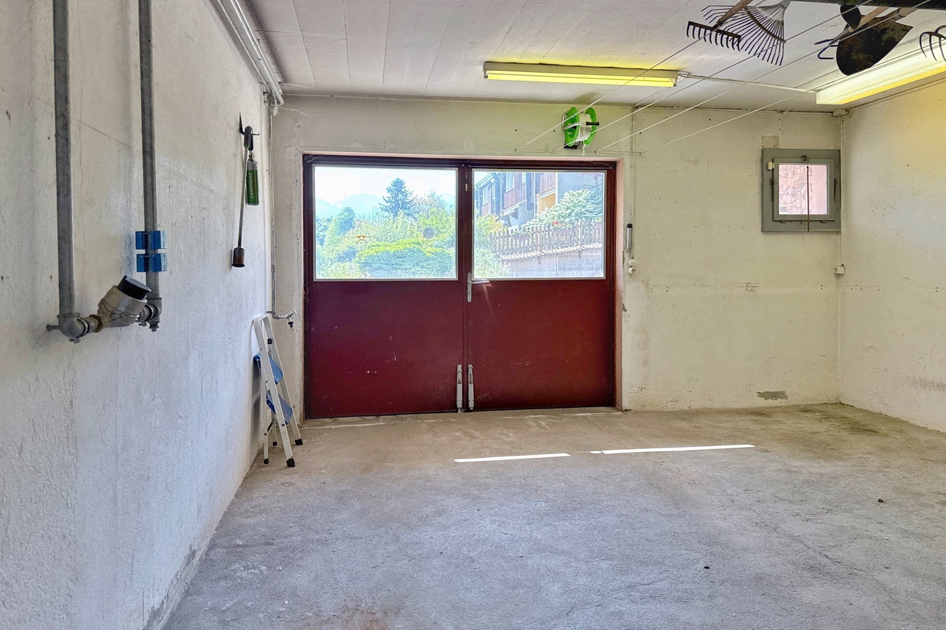 Innenraum einer Garage mit rotem Doppeltor