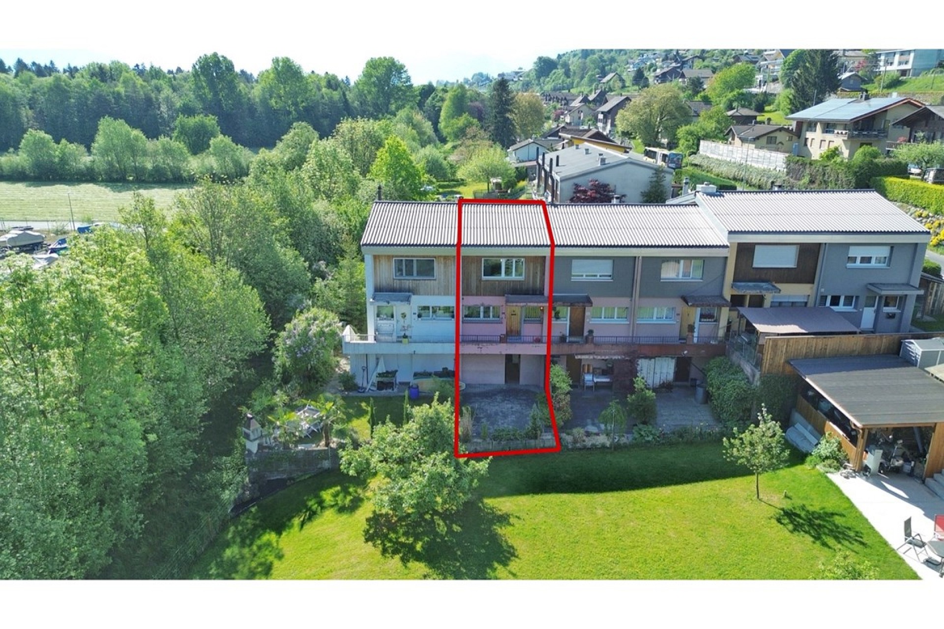 Drohnenaufnahme eines Reihenhauses mit Garten