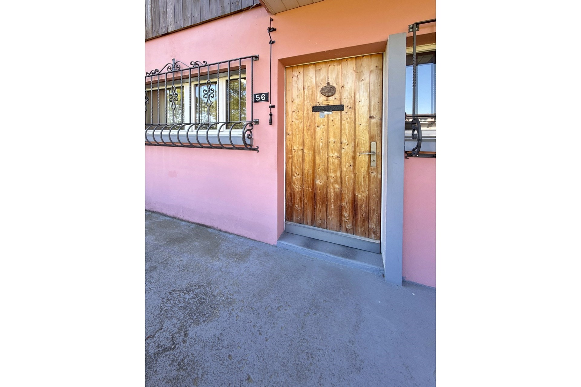 Eingangsbereich mit rosa Fassade